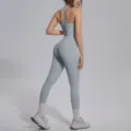 Effen aansluitende fitness yogaset met rugloze sportbeha en comfortabele high-waist legging. - Neushoorngrijs