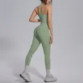 Effen rugvrije yogaset in detail, comfortabele elastische fitness- en sportkledingoutfit. - Cedergroen