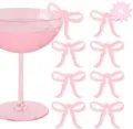 Segna bicchieri da cocktail con fiocco rosa e ciondoli per tazze da festa in acrilico - Stile con fiocco rosa / Confezione da 10