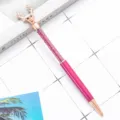 Stylo à bille tête de renne en or rose avec strass en cristal rose et corps métallique. - Rouge Rose Foncé