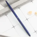 Elegante donkerblauwe metalen balpen met slank ontwerp voor soepel en comfortabel schrijven. - Transparant blauw