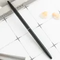 Elegante zwarte metalen balpen met zilveren accentring, soepel schrijven voor kantoor en school. - Zwart