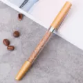 Gouden kristallen balpen met fonkelende stenen, elegante kantoorartikelen en bureau-accessoire. - Champagnegoud
