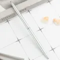 Slanke zilveren metalen balpen, minimalistische bureaupen voor stijlvol schrijven thuis. - Verzilverd