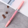 Roze kristallen balpen met sprankelende strasssteentjes, stijlvol kantoorartikel. - Roze