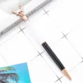 Stylo à bille tête de cerf en cristal avec corps noir et détails or rose. - Noir