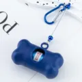 Distributore di sacchetti per rifiuti di cani a forma di osso blu con moschettone in metallo. - Blu scuro