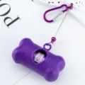 Distributore di sacchetti per rifiuti di cani a forma di osso viola con moschettone. - Viola scuro