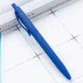 Blauwe intrekbare kunststof balpen met een rubberen matte afwerking voor dagelijks gebruik. - Donkerblauw