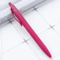 Penna a sfera retrattile rosa opaca con finitura gommata per una scrittura fluida. - Borgogna