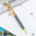 Elegante penna a sfera in metallo di lusso riempita con olio e foglia d'oro per regalo. - Grigio