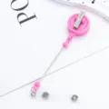 Roze intrekbare badgehouder met metalen clip, kralenverbinding en transparante drukknopband. - Draaibare Clip Stijl / Massief Roze
