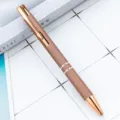 Roséfarbenes Metall-Kugelschreiber mit Klickmechanismus und Zierringen für das Büro. - Roségold