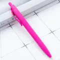 Penna a sfera retrattile rosa vivo con finitura gommata, scrittura scorrevole e comoda. - Rosso rosa
