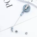 Grijze intrekbare badgehouder rol met metalen clip en heldere band voor sleutels - Draaibare Clip Stijl / Massief Grijs
