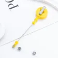Gele intrekbare badgehouder met metalen clip en doorzichtige strap voor ID-kaarten. - Draaibare Clip Stijl / Effen Geel