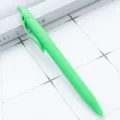 Penna a sfera retrattile verde con finitura gommata morbida, scrittura fluida da ufficio. - Verde mela