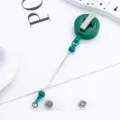 Groene uittrekbare badgehouder met handige riemclip voor verpleegkundigen en kantoorpersoneel. - Draaibare Clip Stijl / Effen Groen