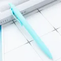 Penne a sfera retrattili azzurro pastello, finitura opaca gommata per scrittura fluida. - Azzurro