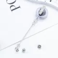Transparante uittrekbare badgehouder met metalen clip, ideaal voor personeelskaarten en sleutels. - Draaibare Clip Stijl / Helder Wit