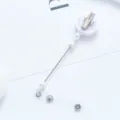 Witte intrekbare badgehouder met metalen clip en bandje voor ID-kaarten en sleutels. - Draaibare Clip Stijl / Effen Wit