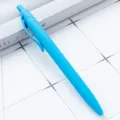 Penna a sfera retrattile in plastica color macaron con finitura gommata liscia. - Blu