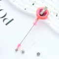 Roze intrekbare badgehouder met metalen clip en kralen voor ID-kaarten en naamkaartjes. - Draaibare Clip Stijl / Transparant Roze