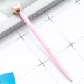 Penna a sfera rosa con un grazioso top a forma di cuore in oro rosa. Elegante articolo di cancelleria. - Rosa