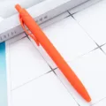 Penna a sfera retrattile in plastica con finitura opaca in gomma per uso in ufficio. - Arancione