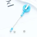 Blauwe intrekbare badgehouder met metalen clip en kralenkoord, ideaal voor ID-kaarten. - Draaibare Clip Stijl / Massief Hemelsblauw
