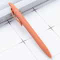 Penna a sfera retrattile in plastica arancione, colore macaron, ideale per ufficio e scuola. - arancio-rosso