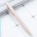 Penna a sfera in plastica retrattile color macaron con rivestimento gommato per scrittura. - Colore pelle