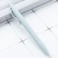 Penna a sfera in plastica retrattile color macaron con finitura opaca gommata per la scrittura. - Grigio chiaro