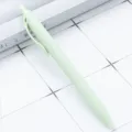 Penna a sfera retrattile in plastica verde pastello con finitura soft touch per ufficio. - Verde chiaro