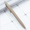 Penna a sfera retrattile in plastica color macaron con finitura gommata per uso quotidiano. - Marrone chiaro