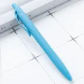 Penna a sfera retrattile blu macaron, corpo in plastica gommata liscia per uso quotidiano. - Blu Navy