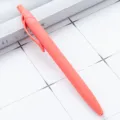 Penna a sfera retrattile in plastica color macaron con finitura in gomma liscia. - Fucsia