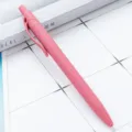 Penna a sfera retrattile rosa macaron con finitura opaca gommata per uso quotidiano in ufficio. - Rosa Cipria