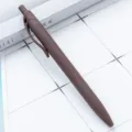 Penna a sfera retrattile marrone con finitura gommata e design in plastica liscia. - Marrone scuro