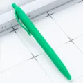 Penna a sfera retrattile verde con finitura gommata morbida per una scrittura fluida. - Verde erba