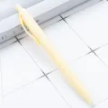 Penna a sfera retrattile in plastica gialla macaron con finitura morbida da ufficio - Albicocca
