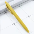 Penna a sfera retrattile in gomma gialla, penna promozionale in plastica opaca. - Curcuma