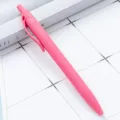 Penna a sfera retrattile rosa con finitura gommata in plastica opaca per ufficio scolastico. - Rosso anguria