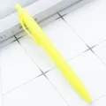 Penna a sfera retrattile in plastica opaca color macaron, elegante strumento da scrittura. - giallo fluorescente