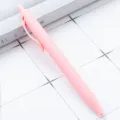Penna a sfera retrattile in plastica rosa macaron con rivestimento gommato. - Rosa intenso