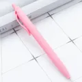 Penna a sfera retrattile rosa opaca con finitura gommata liscia per uso in ufficio quotidiano. - Rosa Lampone