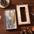 Chinesischer Metall Lesezeichen ausgehöhlt mit Quaste und Geschenkbox für Studenten - Orchideenblüte / Geschenkbox