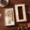 Chinesischer hohler Metall-Lesezeichen mit Geschenkbox und Quaste, tolles Lesegeschenk. - Kiefernbrise / Geschenkbox