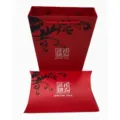 Vista detallada del juego de caja de regalo de bufanda roja con bolsa para empaque de ropa. - Caja de regalo de satén premium