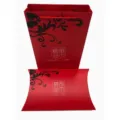 Vista detallada del embalaje del juego de caja de regalo roja y bolsa para bufandas. - Set de caja de regalo premium
